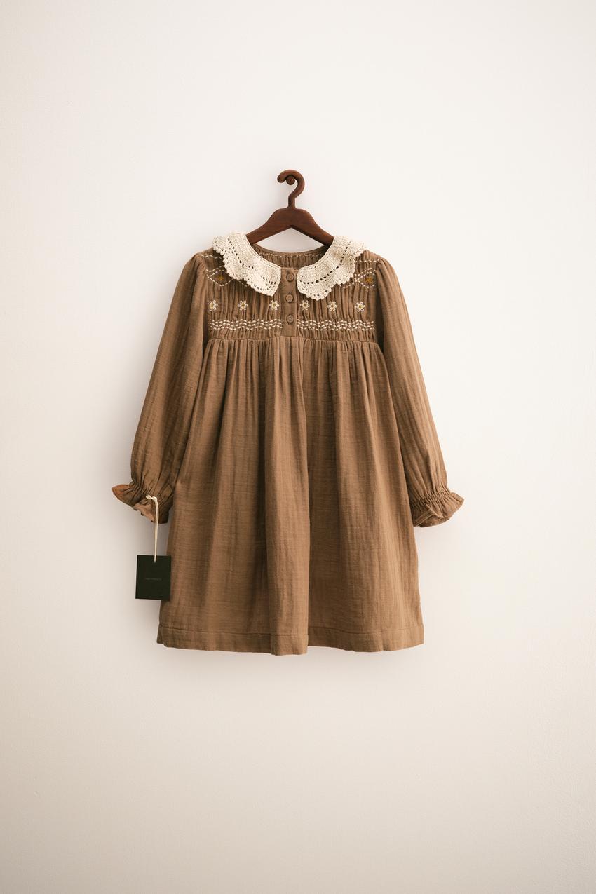 BLOUSE MET GEBORDUURDE BLOEMEN EN GECOMBINEERD GEBREID VEST