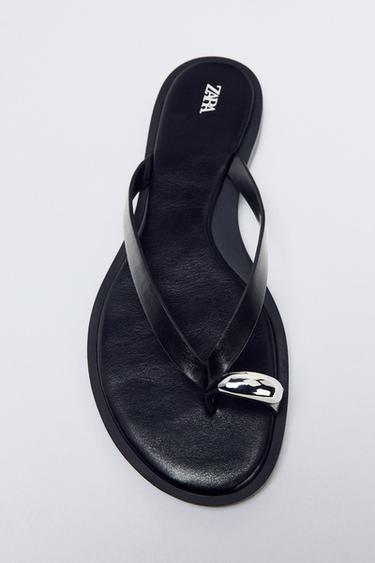 メタルディテール フラットサンダルブラックZaraのメタルディテール フラットサンダル - ブラック 