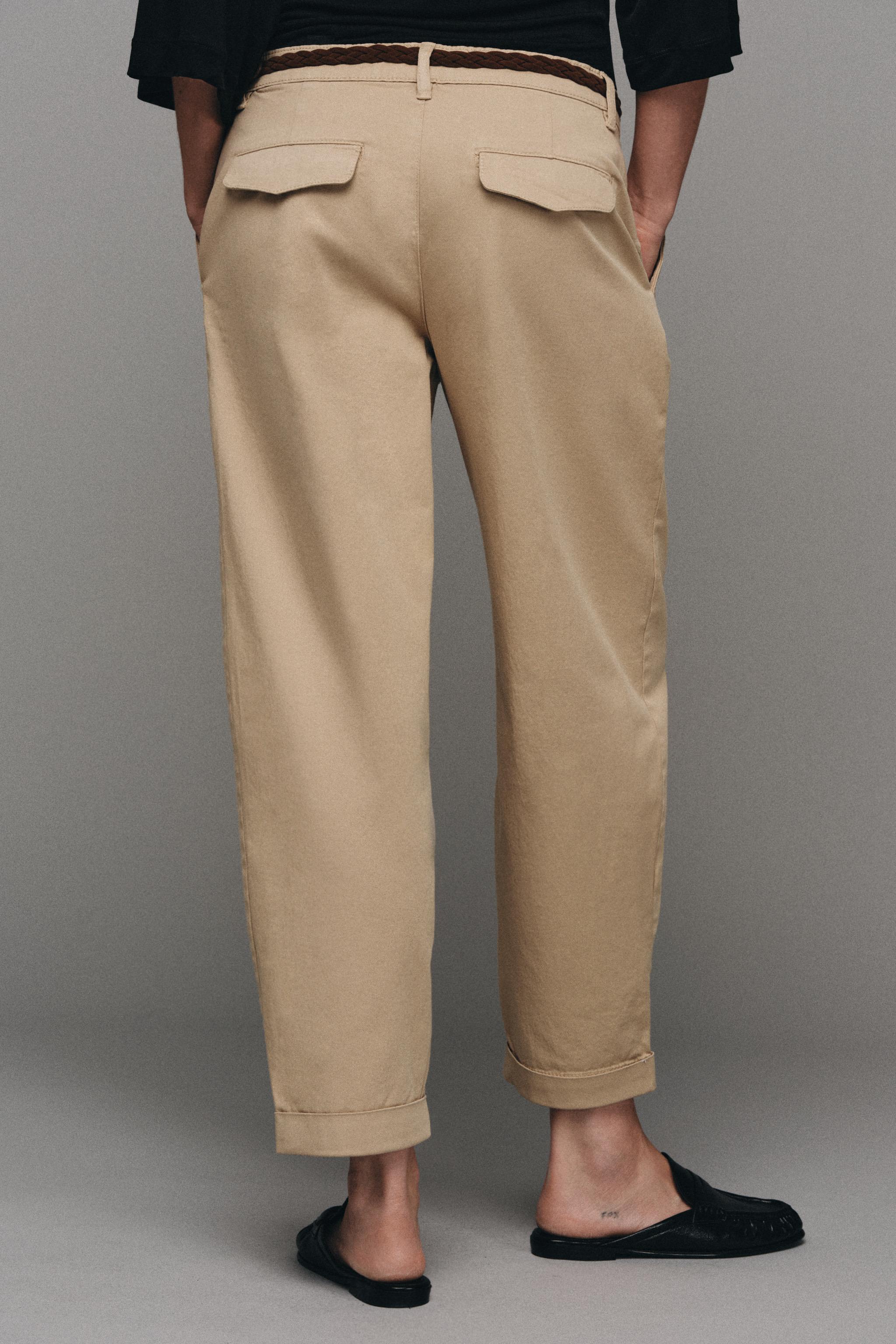 PANTALON CHINO AVEC CEINTURE TRESSÉE
