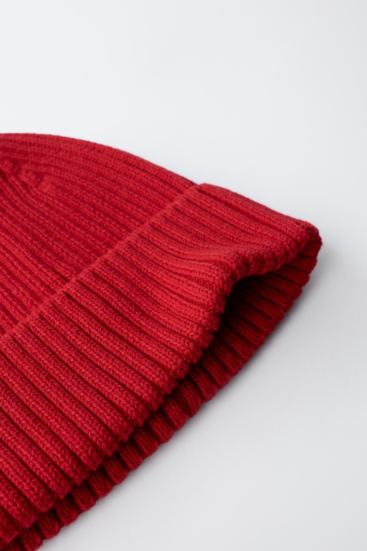 KNIT BEANIE — Dark red