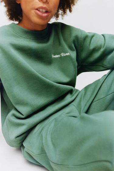 طقم رياضي سويت شيرت وجوغر مطرز بنص - أخضر الخاص بـ Zara