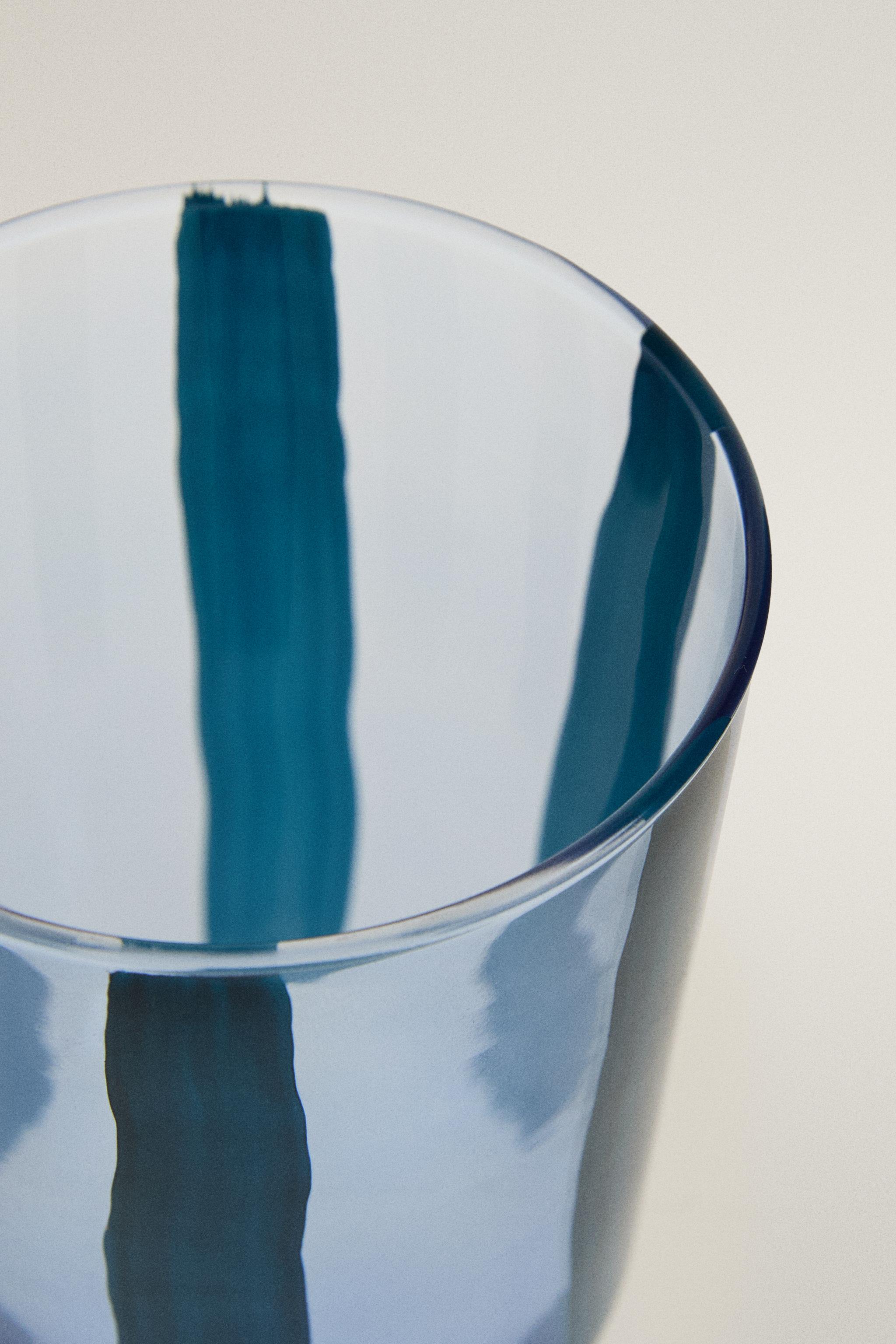 GLASS TUMBLER WITH LINE DESIGN