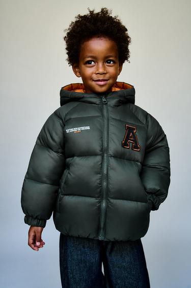 ABRIGO ACOLCHADO CAPUCHA PARCHES - Khaki de Zara