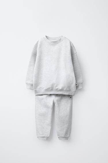 طقم JOGGING سويت شيرت وبنطلون JOGGER ببطاقة - رمادي فيجوريه الخاص بـ Zara