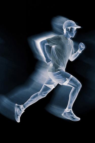 Zara PRINTED GRAPHIC RUNNING T-SHIRT - Faded blue