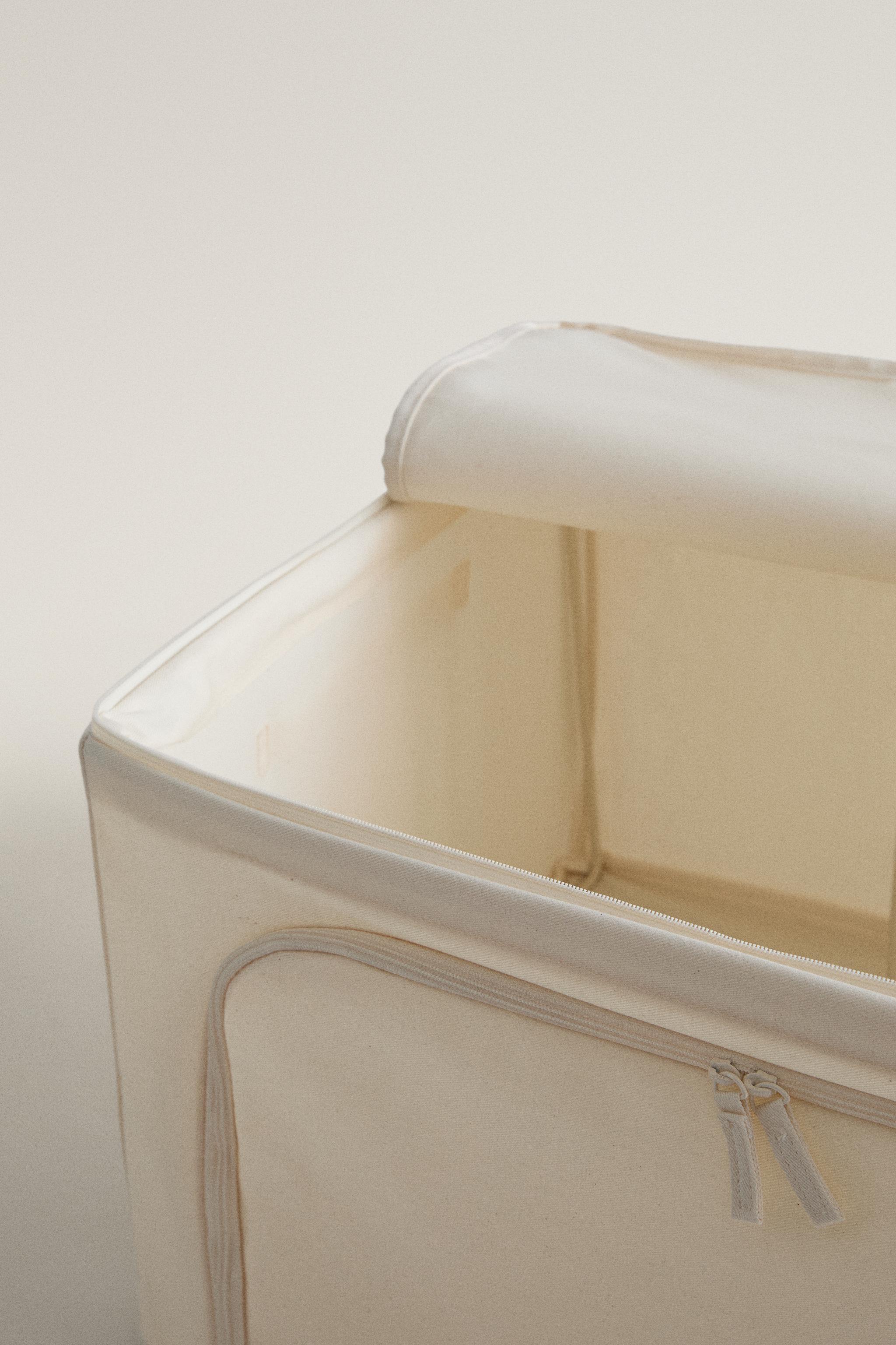 FRONT-OPENING TEXTILE ORGANIZER