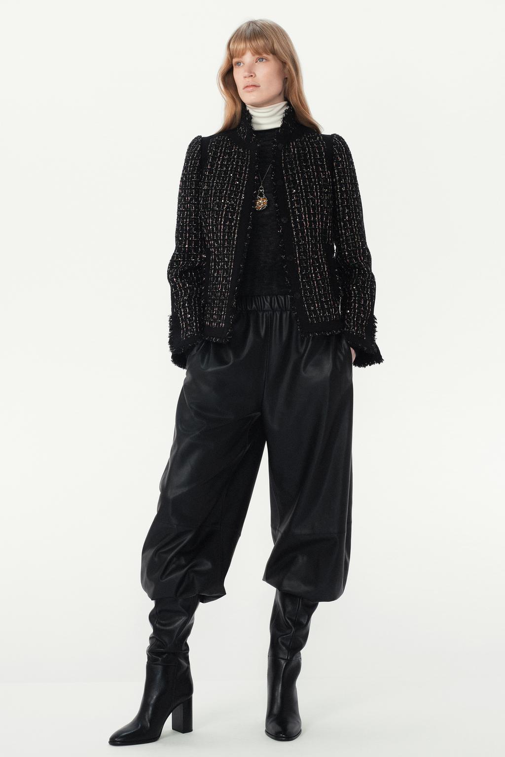 Conjunto de chaqueta negra texturizada, Zara.