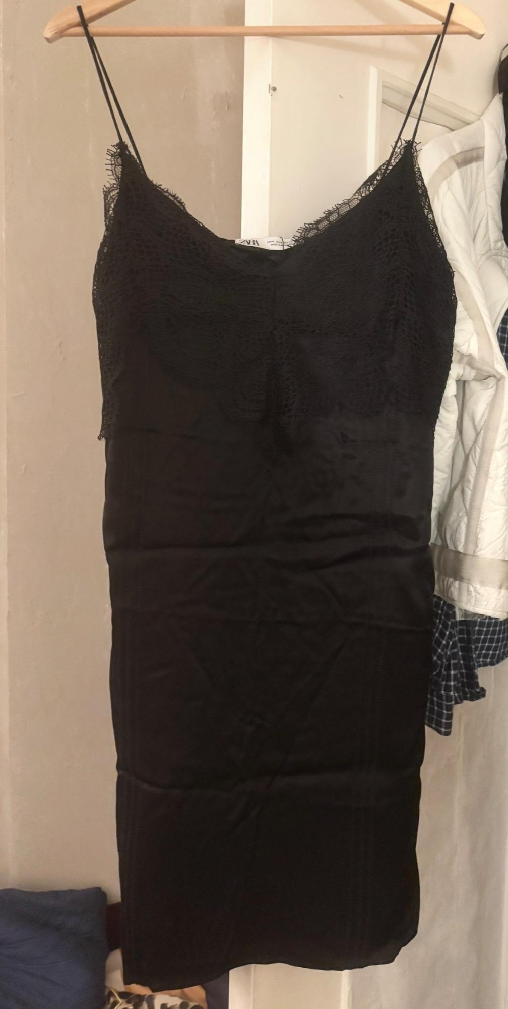 ROBE NOIRE SATINÉE STYLE COMBINAISON - Image 2