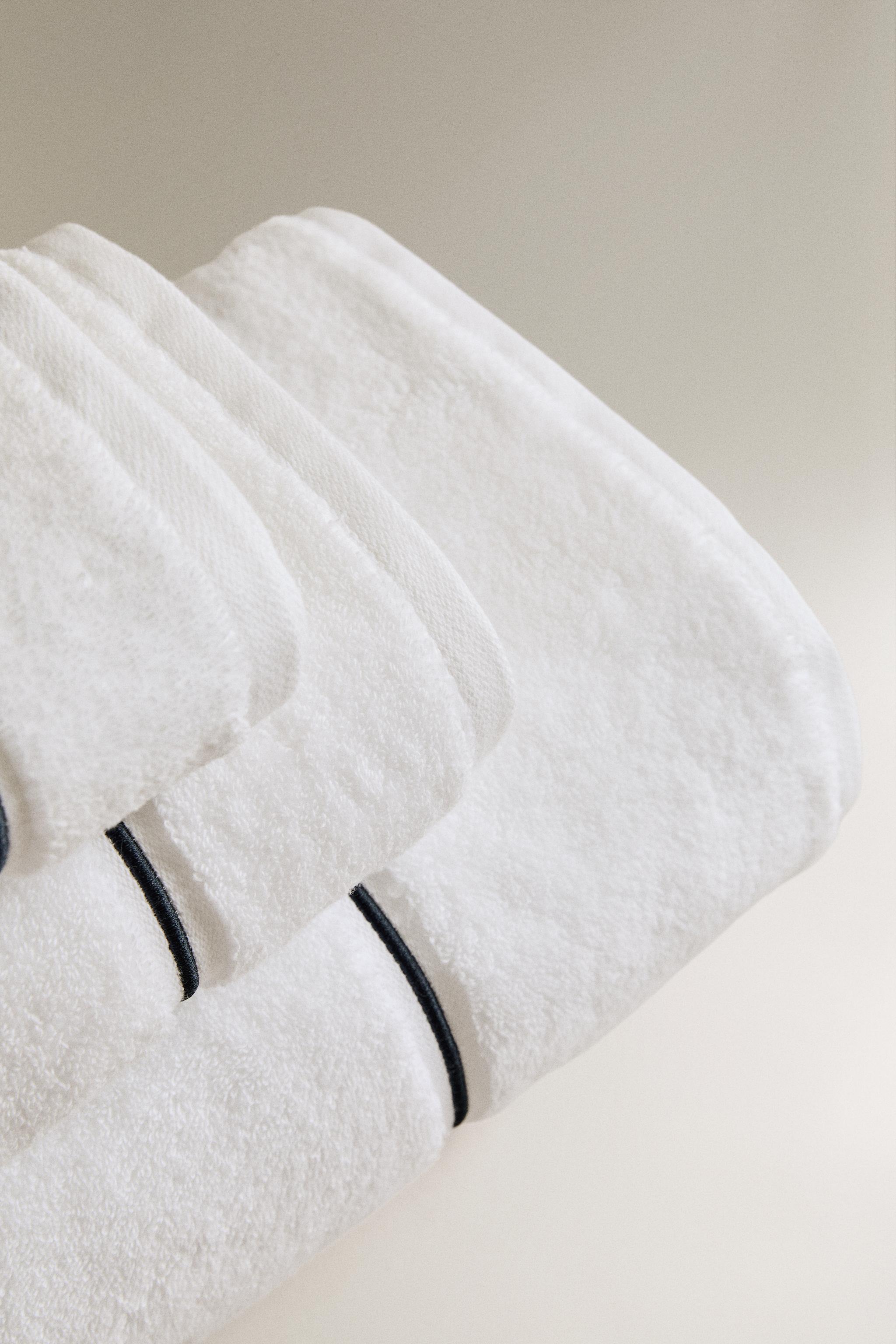 SCALLOPED EMBROIDERED BATH TOWEL — Navy / White
