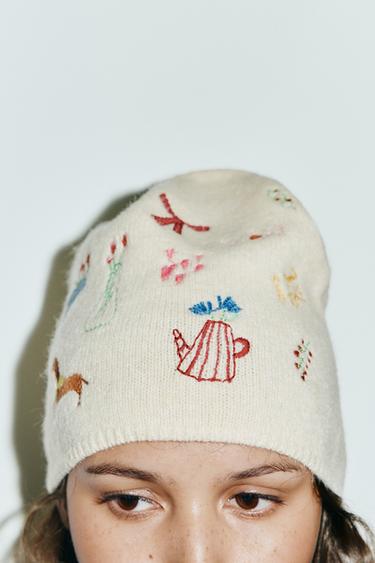 EMBROIDERED KNITTED BEANIE HAT - Ecru by Zara