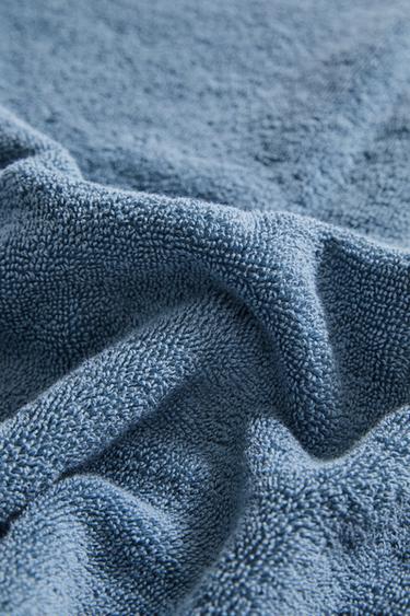 BADEHANDTUCH MIT KONTRASTNAHT - Blassblau von Zara