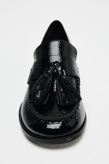 MOCASSINS À POMPONS EFFET VERNI - Noir de Zara - Image 3