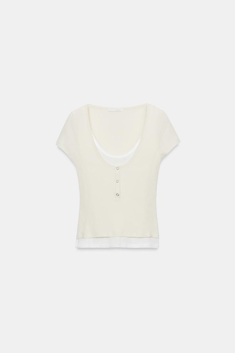 Camiseta estilo henley con efecto capas 3