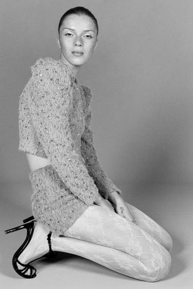 شورت قصير بشعر وخرز - رمادي الخاص بـ Zara