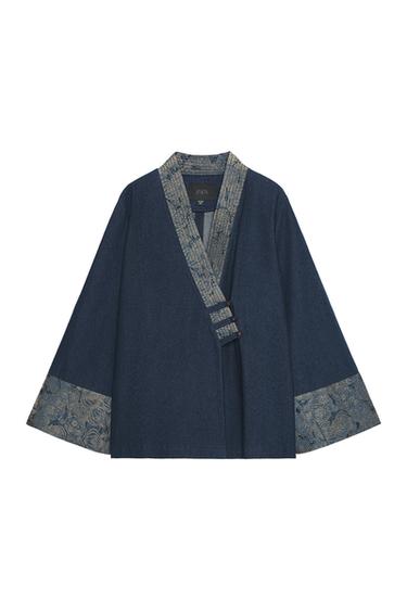 Front view of blue denim-effect kimono with a wrap V-neckline, long sleeves, and jacquard details on the collar and cuffs. Front fastening with buttons.