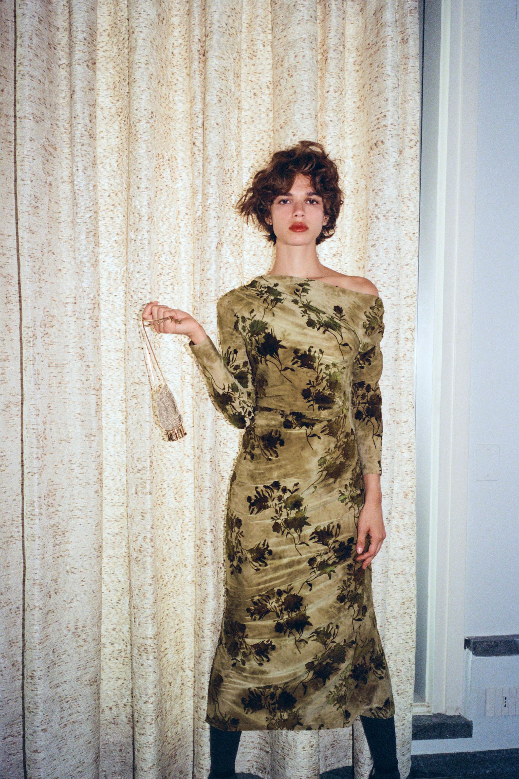 ZARA ギャザー入りフロッキーワンピース　S ギャザー入りフロッキーワンピース - ライトベージュ | ZARA Japan / 日本