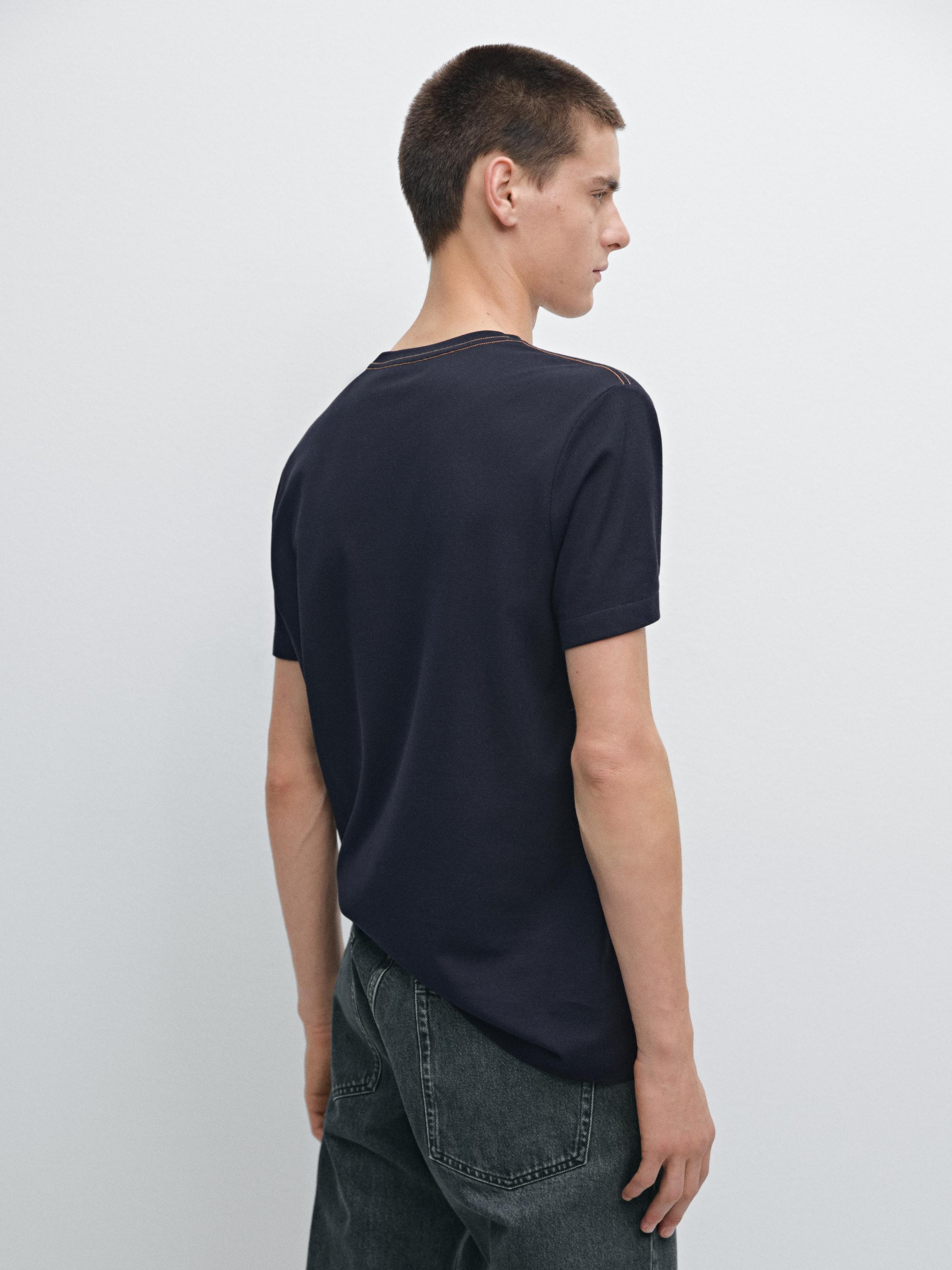 T-shirt à manches courtes avec couture contrastante