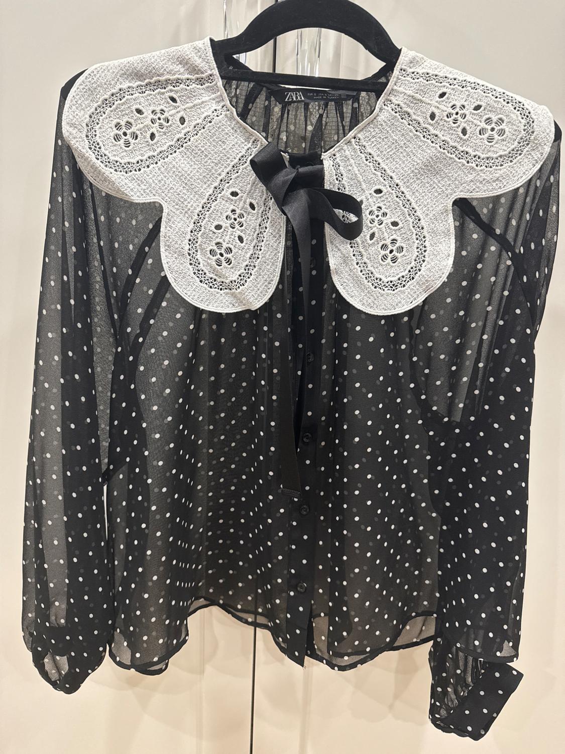 BLUSA LUNARES CUELLO COMBINADO