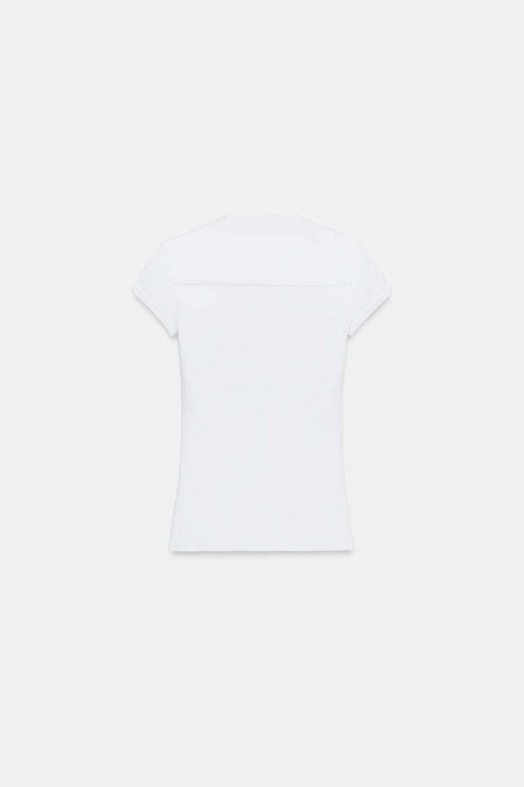 Camiseta slim fit de cuello cuadrado 4