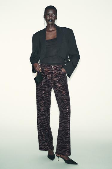 SHORT BLAZER WITH SHOULDER PADS AND PLEATS - Black by Zara