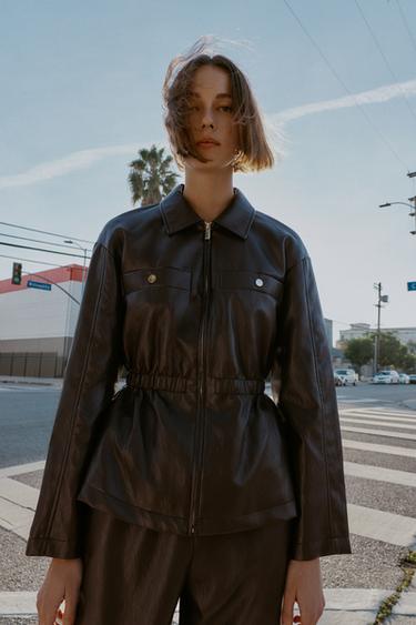 CHAQUETA EFECTO PIEL CINTURA ELÁSTICA - Marrón de Zara