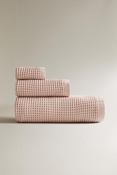 WAFFLE-KNIT COTTON BATH TOWEL - Light pink by Zara