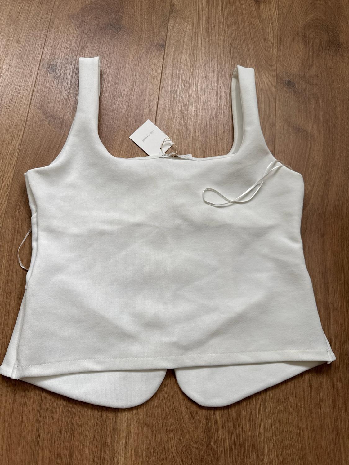STRAPPY TOP WITH FROG CLOSURE - Image 4