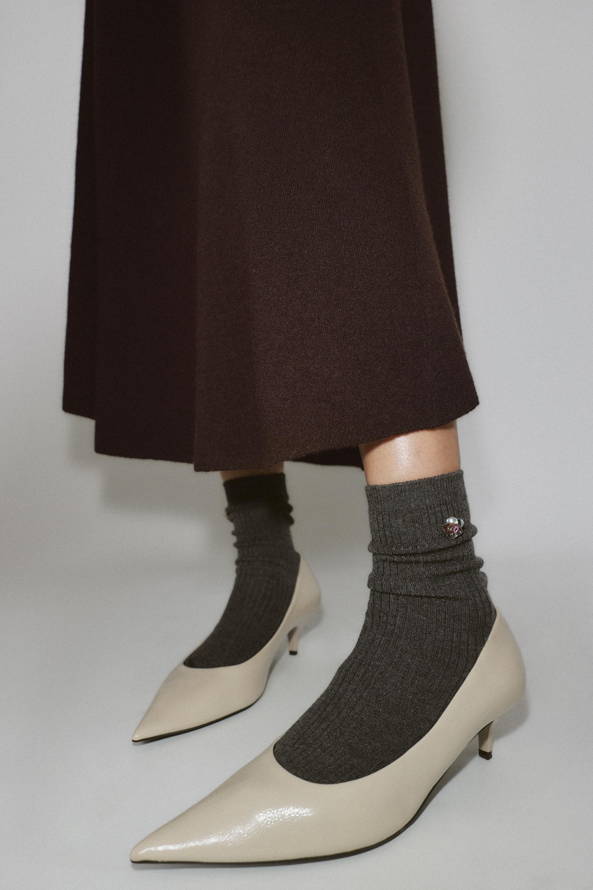 クリスタルフラワーディテール 無地ソックス - カーキ | ZARA