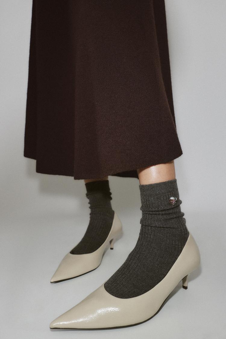 Woodman qizni dostlariga berdi Qora paypoqdagi guruh jinsiy aloqa