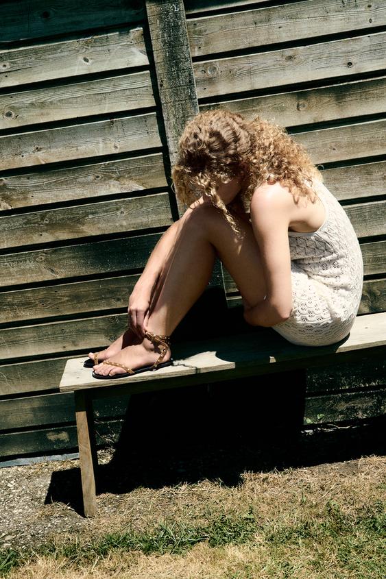 SANDALES À BRIDES ET CLOUS EN CUIR