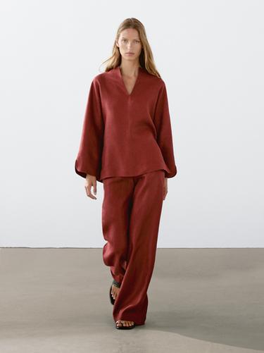 Blusa cuello pico 100 lino - Rojo oscuro de Zara - Imagen 0