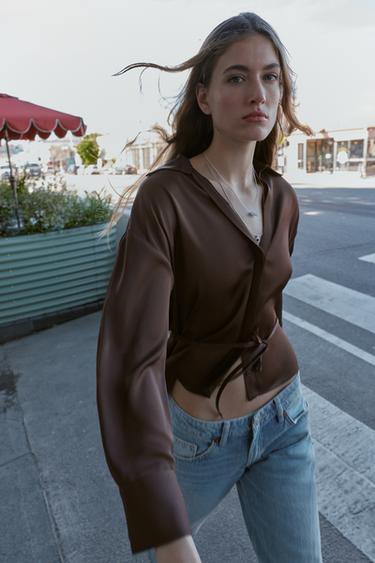 BLUSA SATINADA CINTURÓN - Marrón de Zara