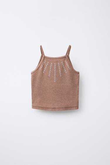 T-SHIRT IN VERWASCHENER OPTIK MIT NIETEN - Braun von Zara