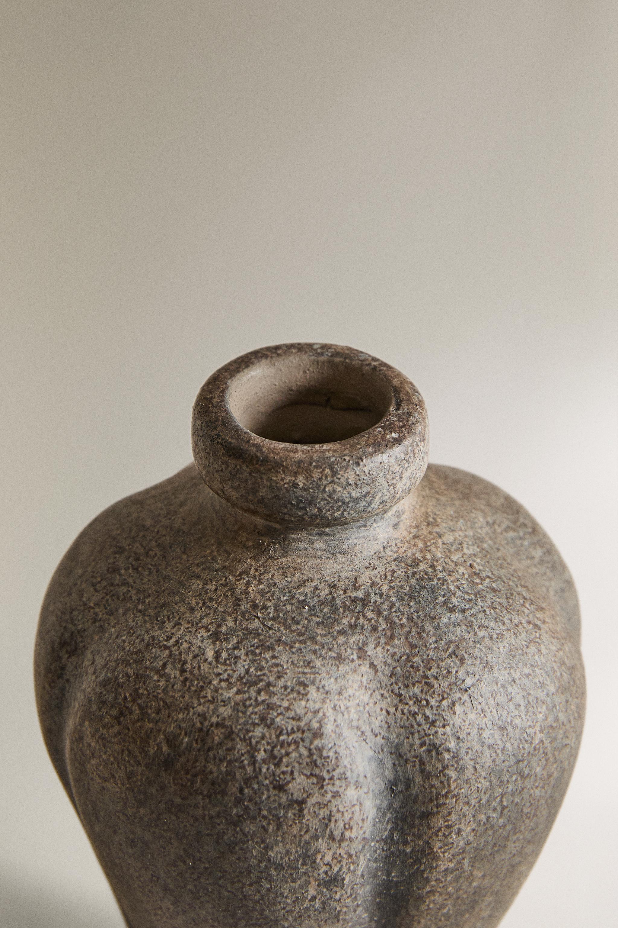 UNIFORM TERRACOTTA VASE