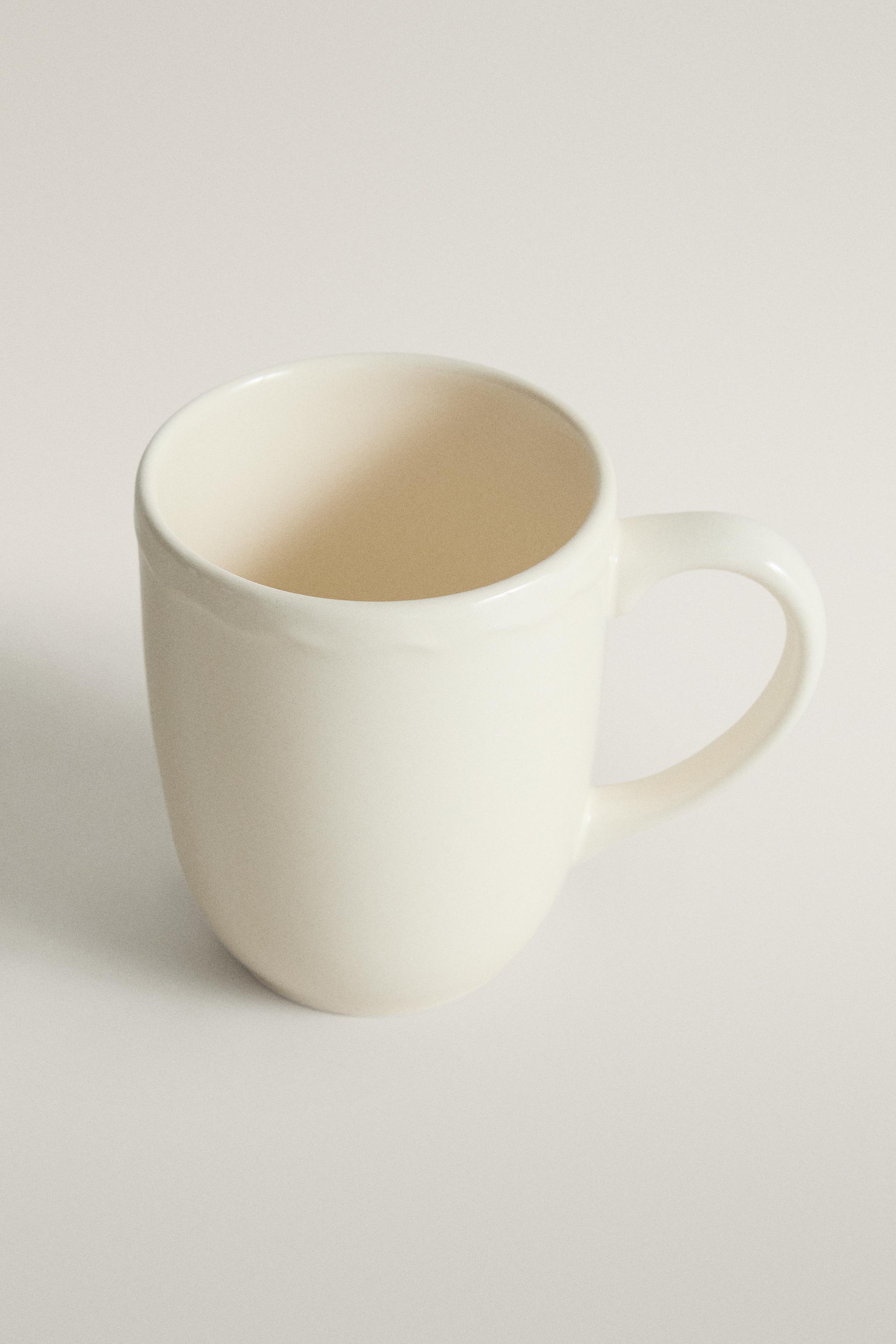 EARTHENWARE MUG WITH A RAISED-DESIGN EDGE