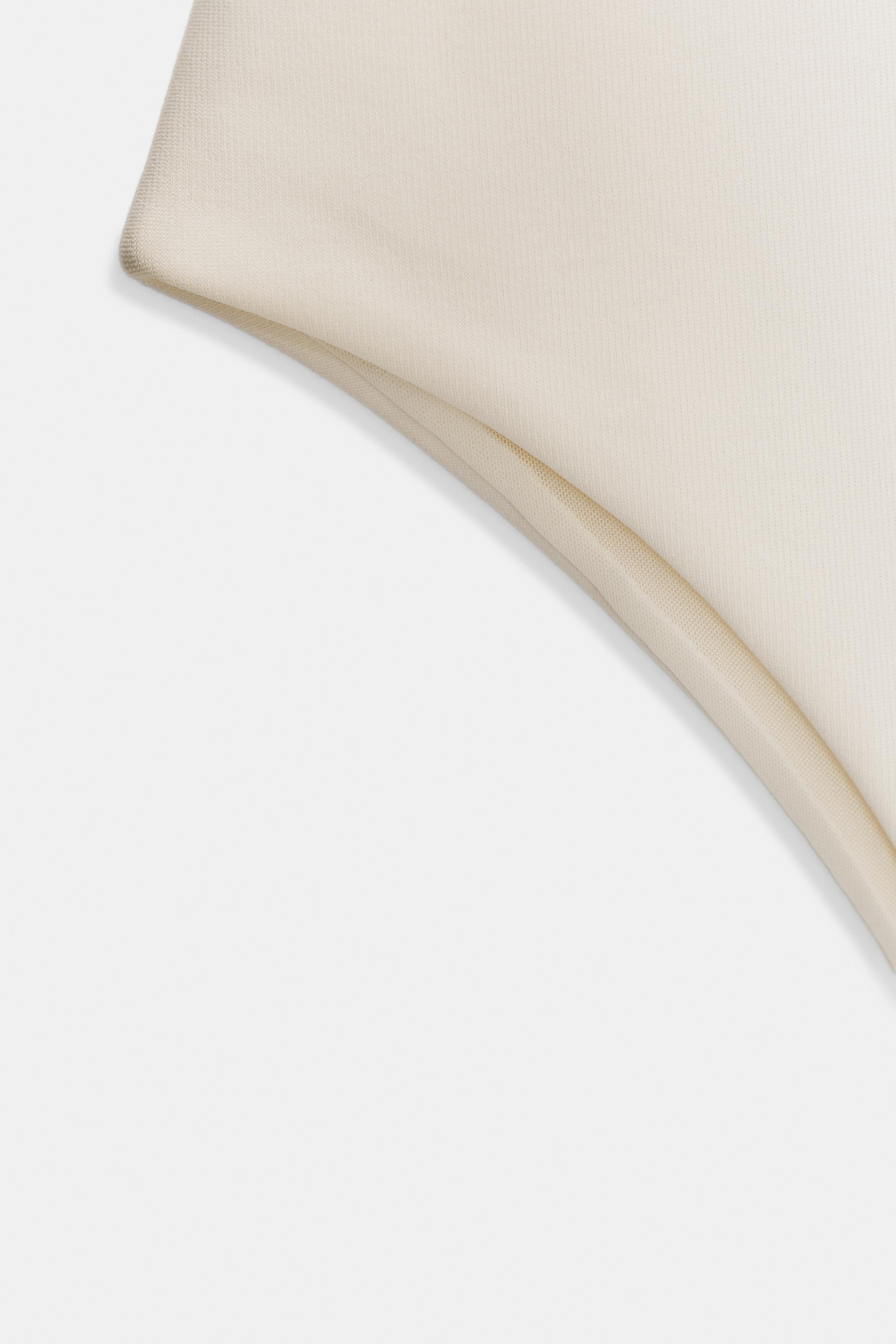 BODY STRETCH CUT OUT