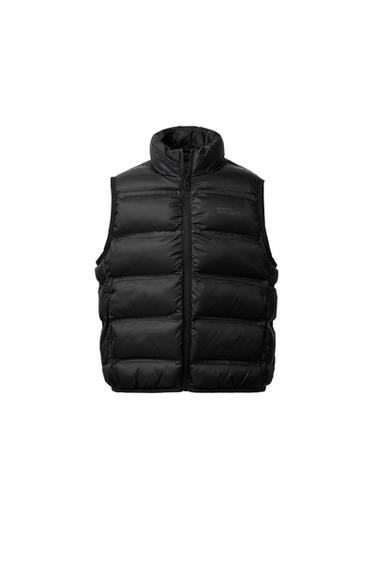 سترة صدرية خفيفة بقبعة WATER REPELLENT - أسود by Zara