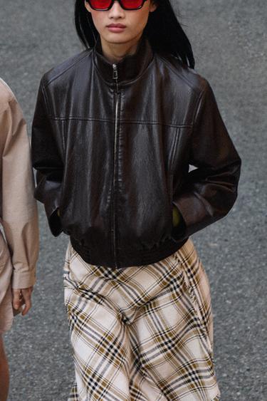 CHAQUETA BOMBER CORTA EFECTO PIEL - Marrón oscuro de Zara