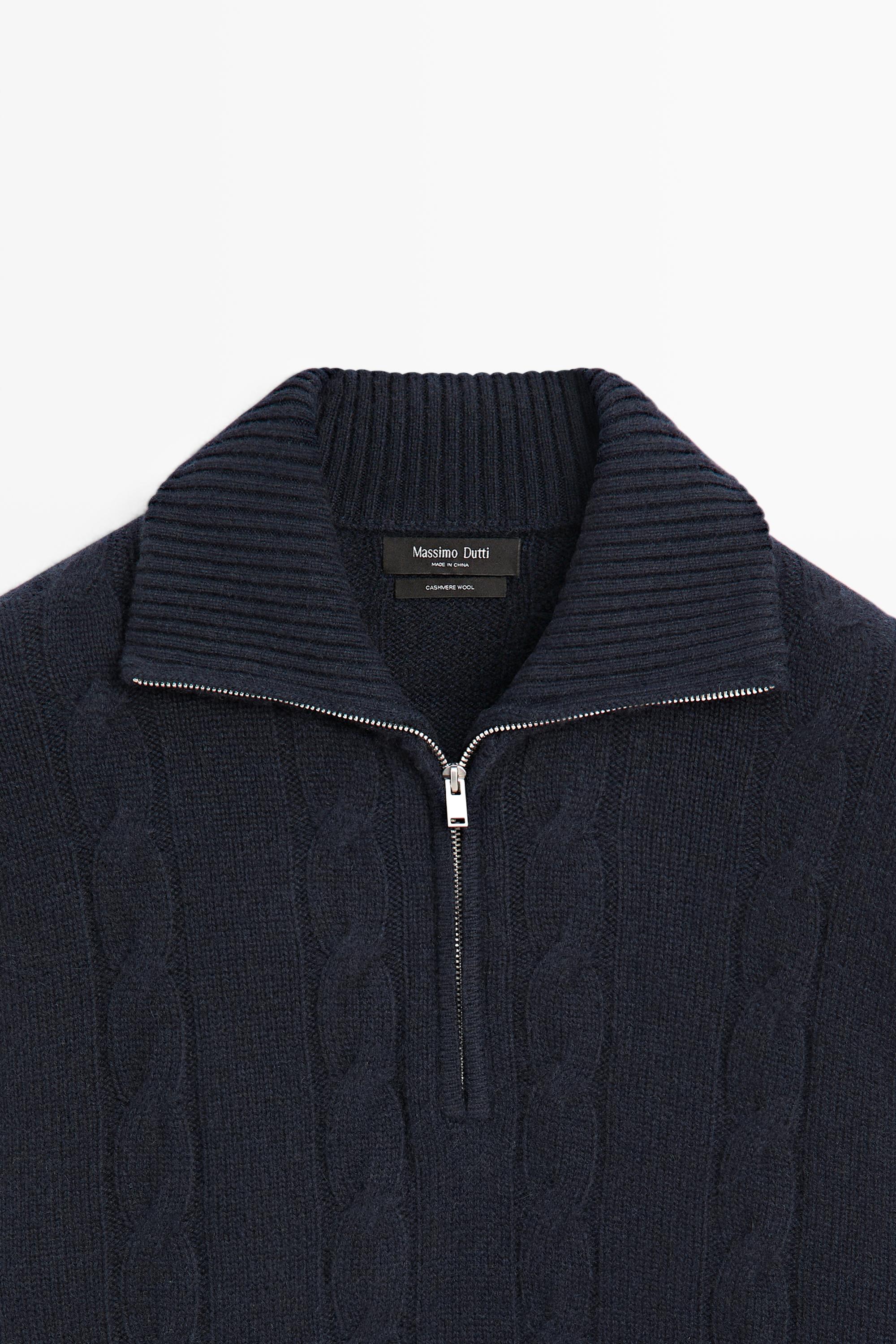 Pull en maille torsadée à col montant