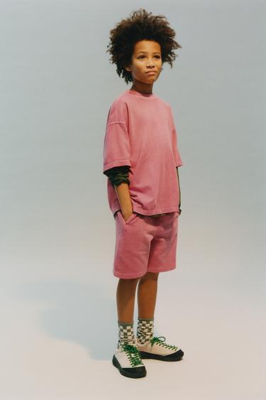 SET AUS T-SHIRT UND BERMUDASHORTS MIT SCHRIFTZUG - Rot von Zara