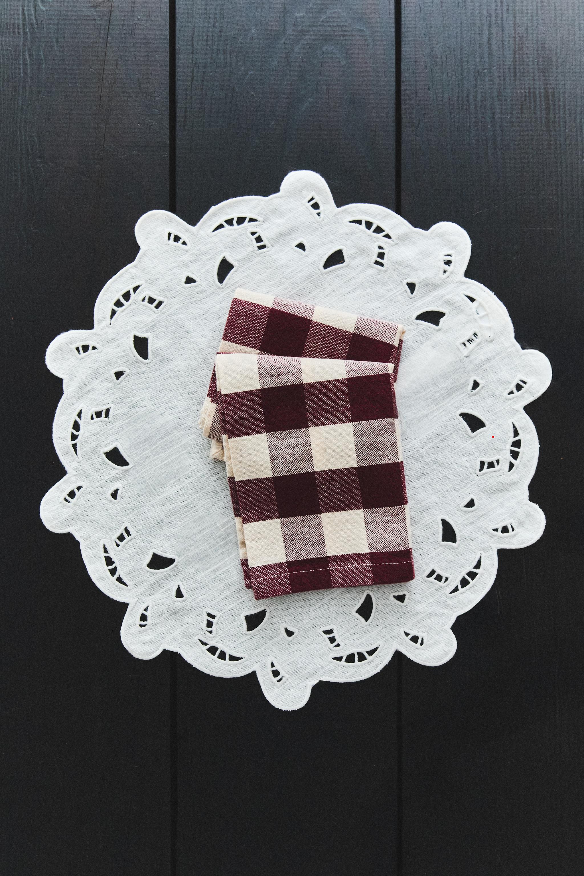 SET DE TABLE BRODÉ PERFORÉ