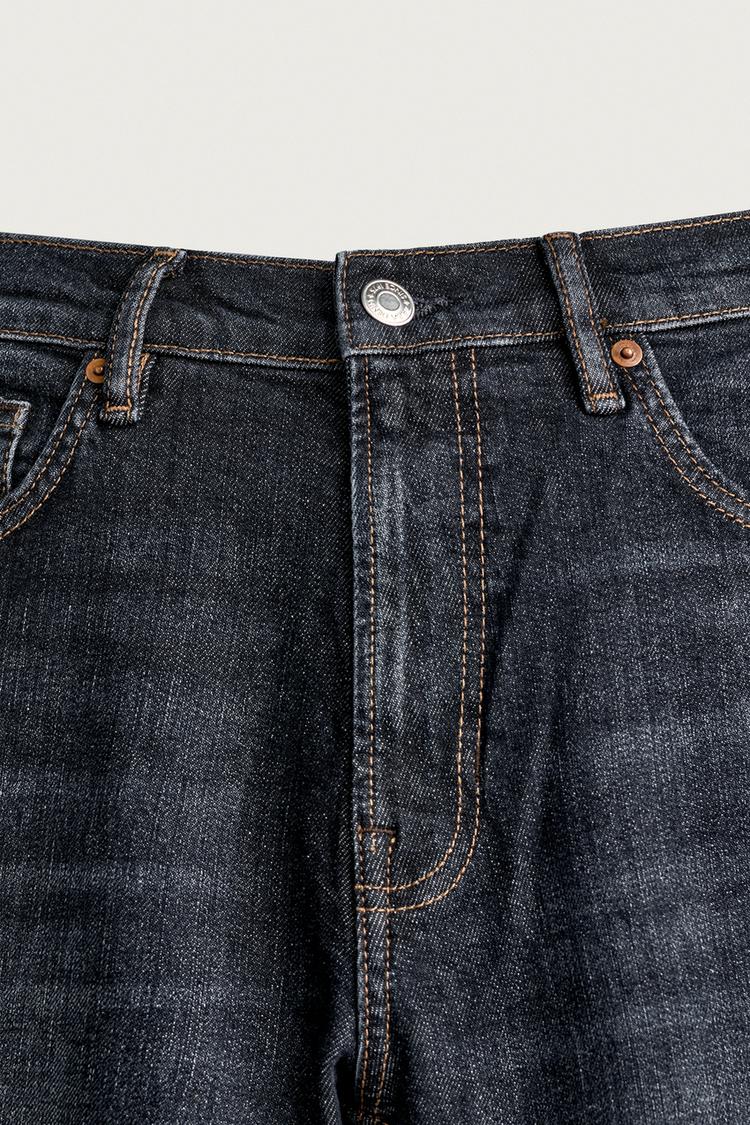 Jeans básicos de corte entallado 8