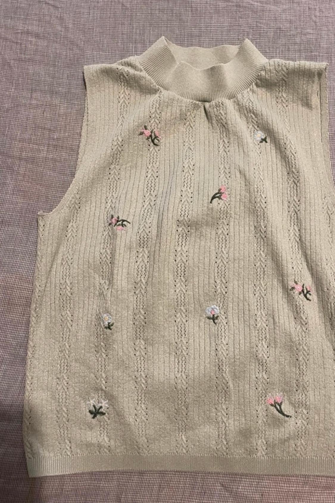 KNIT TOP WITH EMBROIDERY