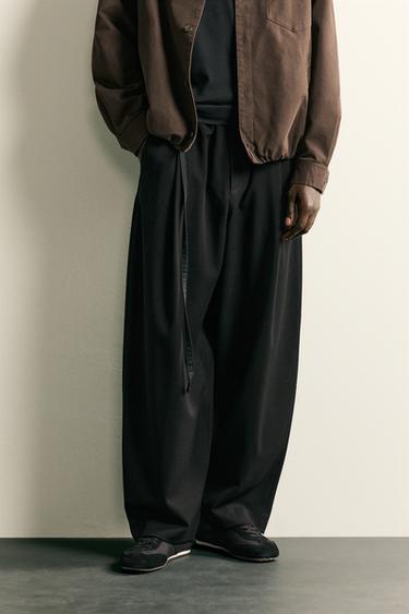 PANTALÓN BALLOON FIT PLIEGUES CINTURÓN - Negro de Zara