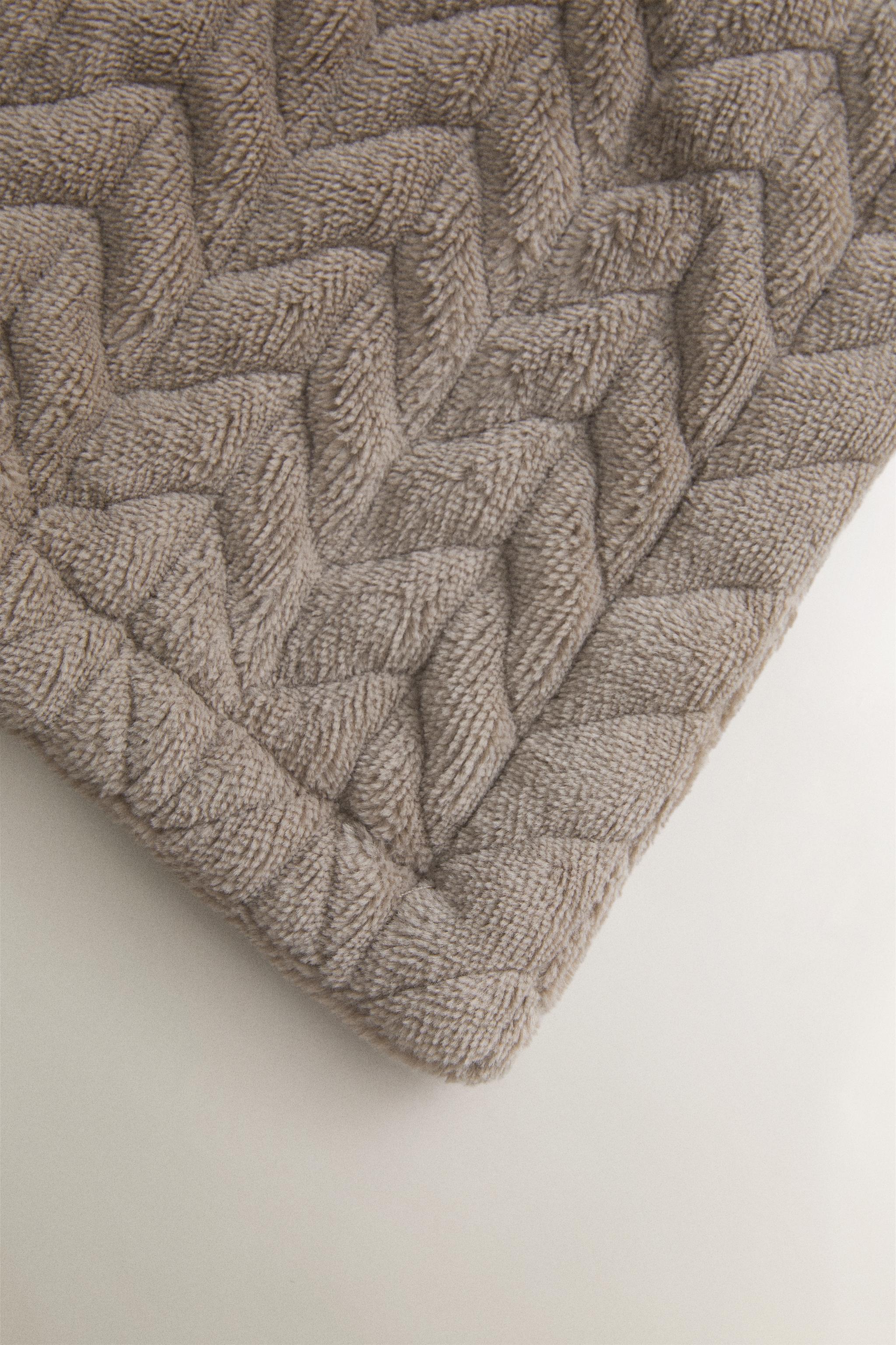 TEXTURED FLEECE BLANKET — Brown / Taupe