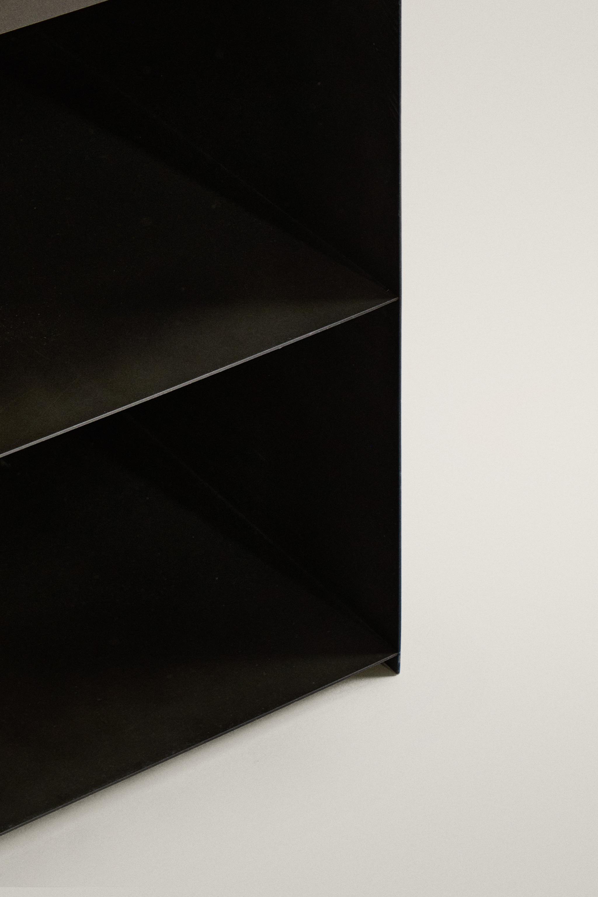METAL BEDSIDE TABLE WITH DRAWER
