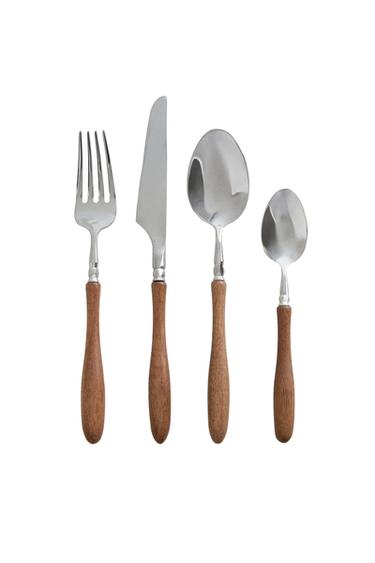 CUTLERY SET WITH ACACIA WOOD HANDLE (SET OF 4) - بيج فاتح الخاص بـ Zara