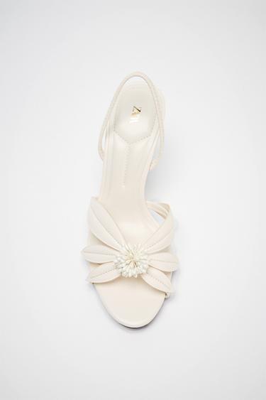 SANDÁLIA DE SALTO COM DETALHE DE FLOR - Branco da Zara