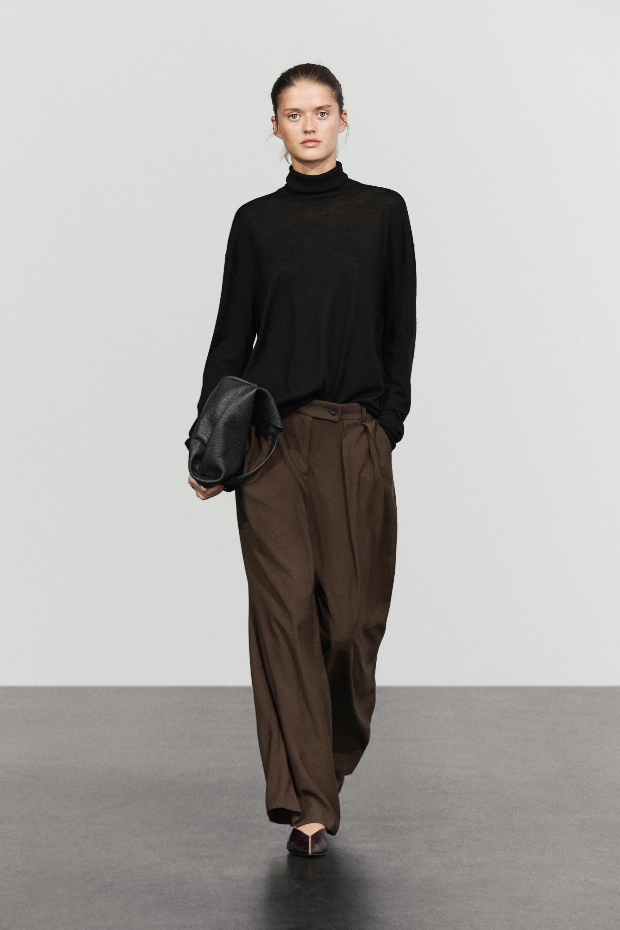 Wide-leg pants with pleats