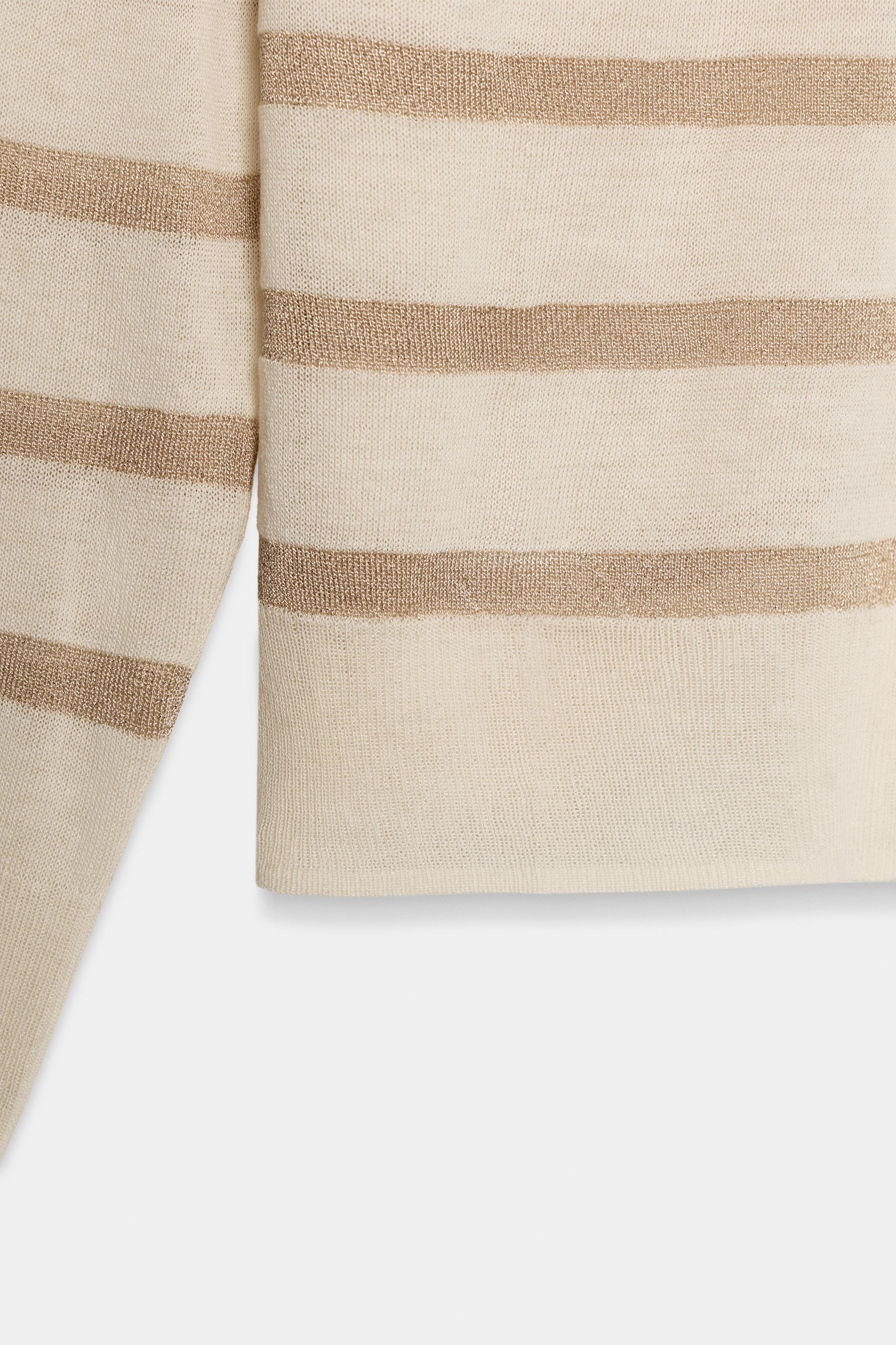 PULL EN MAILLE À RAYURES ET FIL MÉTALLISÉ